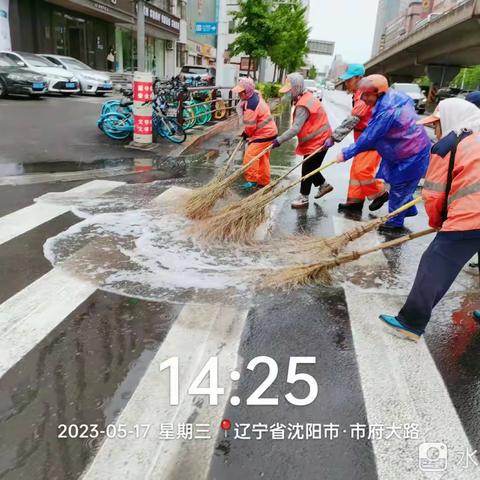 雨天市政环卫“立体化”保洁作业