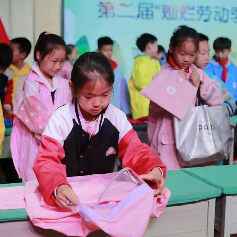 展劳动小技能，秀能手真风采——驻马店实验小学金骏街校区二年级“叠雨衣，系鞋带”劳动技能大赛