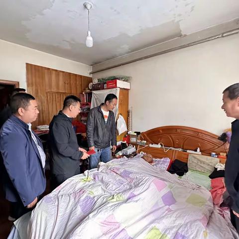 甘南公路中心党委慰问在党五十年老党员