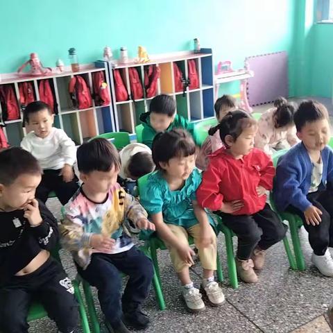 蓝天幼儿园—小班第十三周的快乐的一天