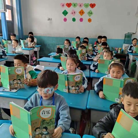 关爱学生幸福成长——冀南新区成才学校二年级学生“师生共歌唱，唱出成才心”