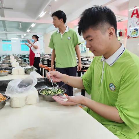 英德华粤艺术学校住宿生包饺子活动