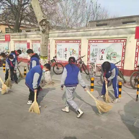 志愿服务出校园打扫卫生创文明——新开大街小学“萤火虫”公益小分队