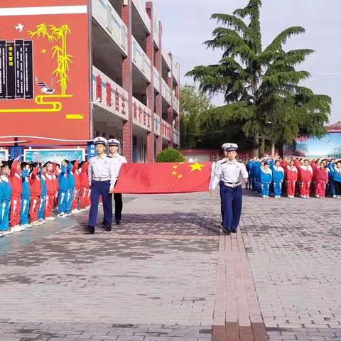 实验小学举行“温馨五月  感恩母亲”主题升旗仪式