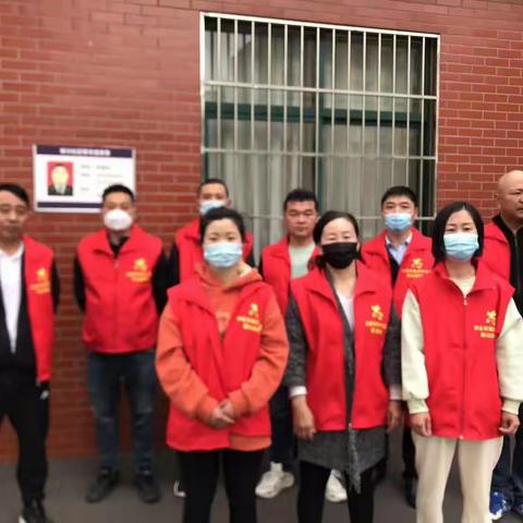 用❤护学，为爱站岗__许昌市南关村小学西校区‘三（六）班__撑起‘安全伞’