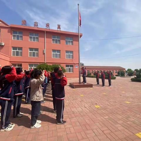 学规范 正行为 养习惯——辛集镇明德中心小学举行主题升旗仪式