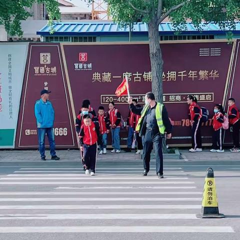 最美的风景，最暖的守护 ——莒县第四实验小学三年级六班家长志愿者文明护导