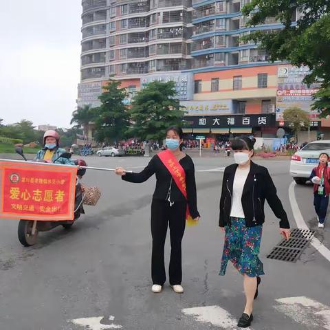 守望是一种幸福，志愿是一道风景——六年级家长志愿者护学岗