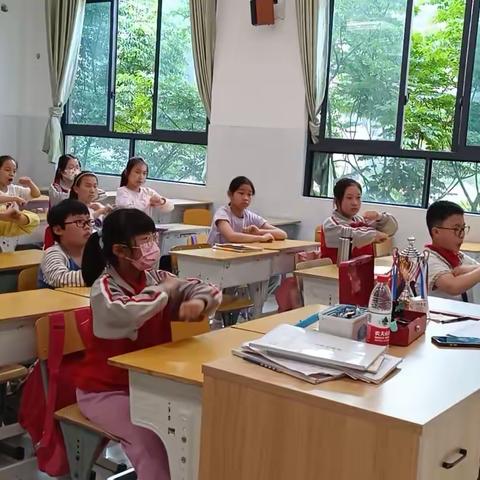 仰天湖赤岭小学五（2）班课桌舞课堂反馈