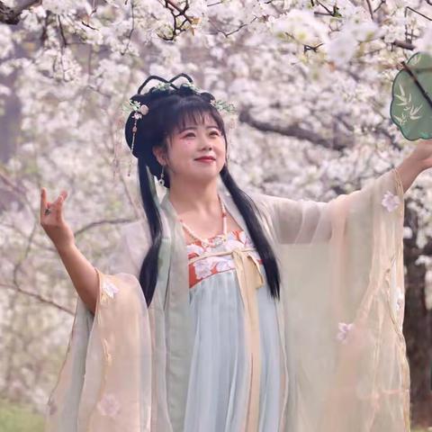岭上梨花开  佳人款步来