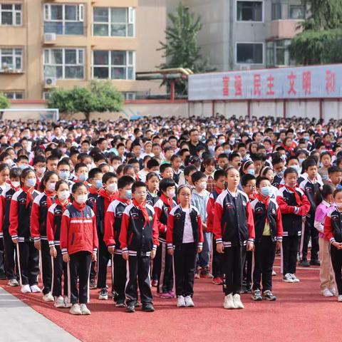 《足球校园奋发向前》——草场街小学西校区国旗下演讲