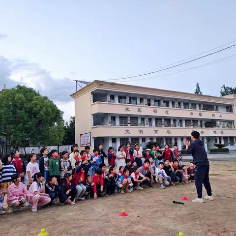 “瞧！我们的心神合一运动”   ——德兴市海口中心小学住校生运动梦想团体活动