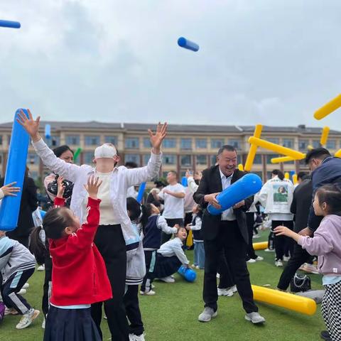 《童心同相伴 快乐促成长》颍上县管仲幼儿园中二班庆六一亲子活动