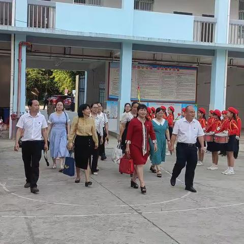 党建引领促提升，携手前行共发展——钦州市实验小学党员名师工作室赴友谊镇中心小学开展“送课进校”活动