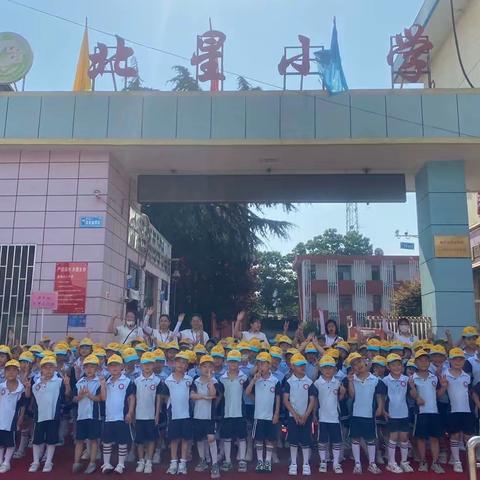 走进小学 共赴成长——启蒙幼儿园幼小衔接之参观小学实践活动