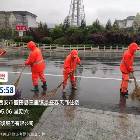 雨中的环卫工人，最美环卫人