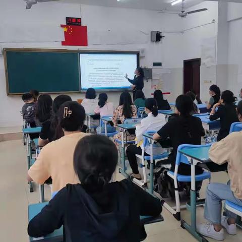 北京师范大学海口附属学校初一年级全体教师开展党课集中学习活动