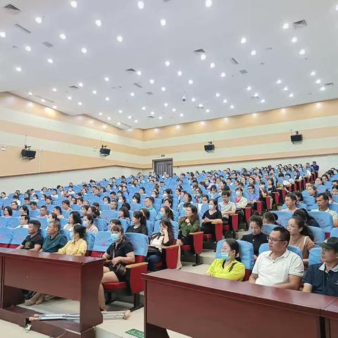 携手共育，静待花开——三亚市第一中学初二年级家长会