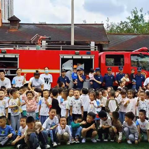 海岛都市幼儿园小一班 十一月份《“叮咚”快乐童年记》