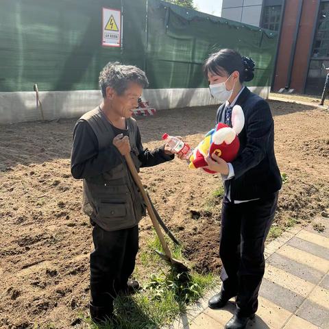 新华东街支行开展“劳动者港湾”五一劳动节主题活动