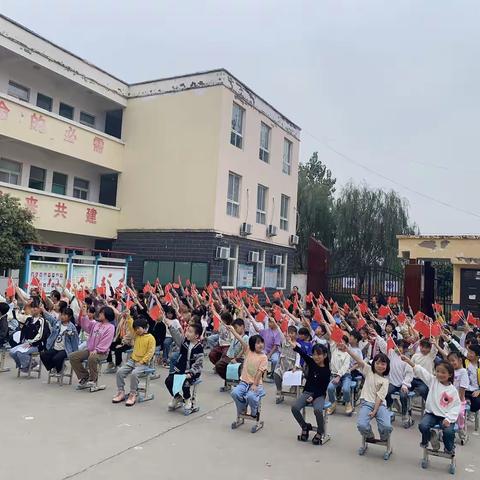 五星闪耀贺华诞 吟诵经典润心田——老城镇徐营小学迎国庆经典诵读比赛