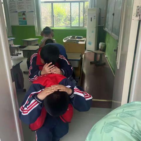 鲁权屯镇滕庄中心小学防灾减灾演练