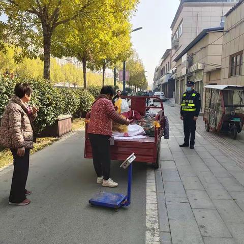 清理占道经营，确保道路畅通