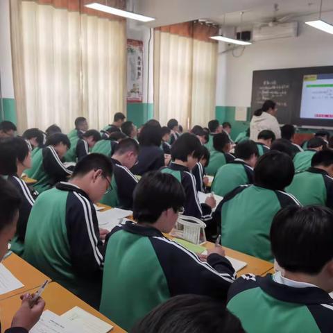 齐心协力共交流 听课评课促成长─平山县外国语中学七年级本部数学听评课活动