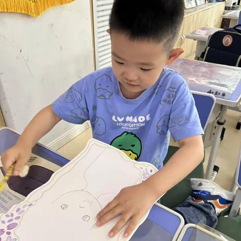 安吉美幼稚园棒尼姆美术课堂----《我的毕业照🎓》