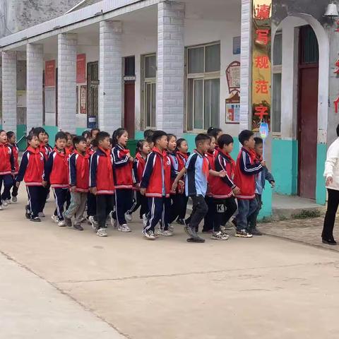 快乐课间操，律动好少年。——闻集乡郑楼小学特色课间操比赛。