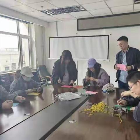 大庆市烟草专卖局（公司）第三青年理论学习小组与第八青年理论学习小组携手开展植树活动