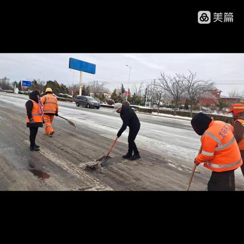 撸起袖子加油干，铲雪除冰保畅通——义马城管局主要领导带领干部职工开展除雪铲冰工作