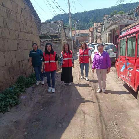 郭道镇长虹社区网格员陪同医务人员入户进行健康体检活动