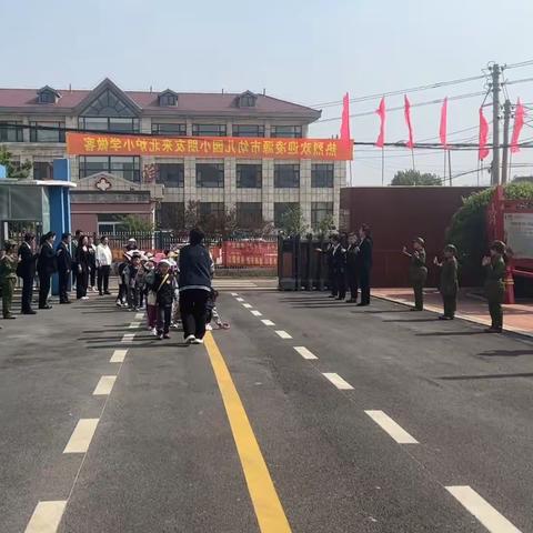 情暖初夏  关爱同行—— 凌源市幼儿园莅临我校国防教育基地参观、送教帮扶、劳动实践活动