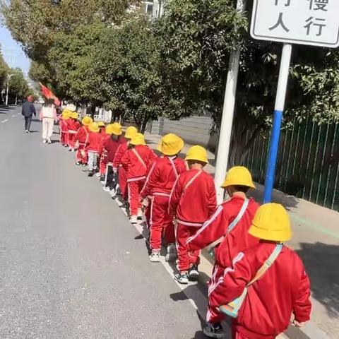 “童入油菜花，涂鸦春意浓”——绩溪县幼儿园雏英校区大班延时写生活动