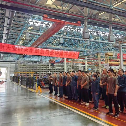 传动分厂党委举行授旗仪式，将主题教育走深走实