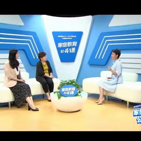 民主学校二年二班家长学习《家庭教育公开课》