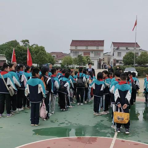 与自然握手    携快乐同行—记小池镇沙格小学徒步踏青活动