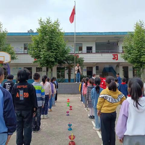 大抓基层年   枫小在行动一一坑口小学开展防溺水签名主题宣传活动