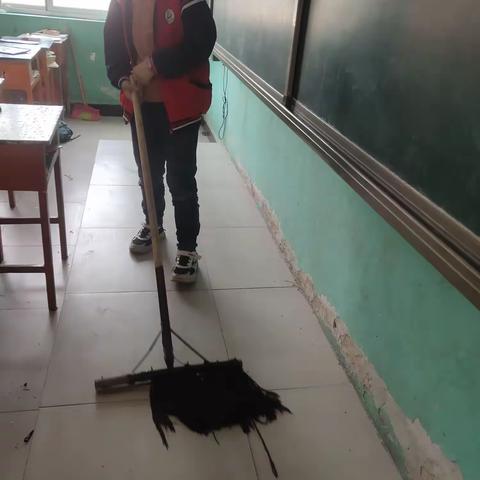 关爱学生，幸福成长——打扫校园卫生，美化校园环境。