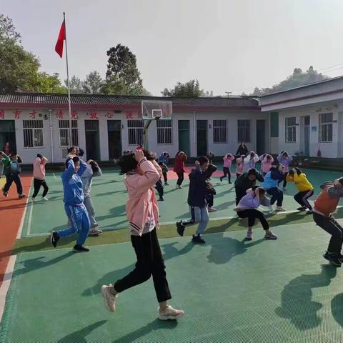 高坪小学进行地震逃生演练