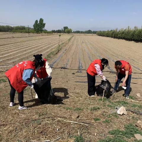 “树文明新风，创文明环境”——察素齐镇友好社区新时代文明实践站开展农村区域捡拾废弃白色垃圾活动