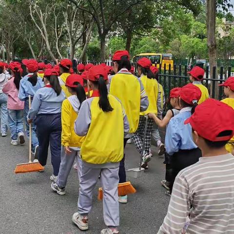 “志愿服务我先行 文明新风在践行”赣州市天竺山小学大手拉小手志愿服务活动