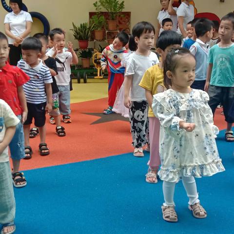 小太阳幼儿园小二班本周精彩回顾（10.30－11.3）