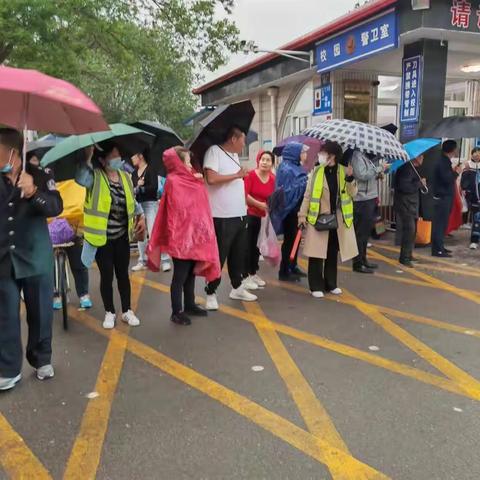 爱心护路，风雨无阻                         ——新戴河初级中学八九班护路在行