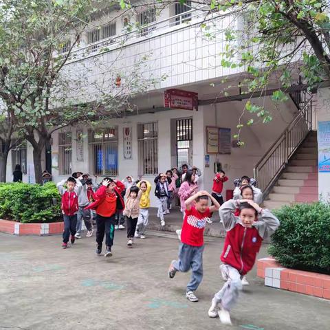 心系校园安全 共筑生命基石 ——柳江区基隆开发区小学防震减灾暨消防演练活动纪实