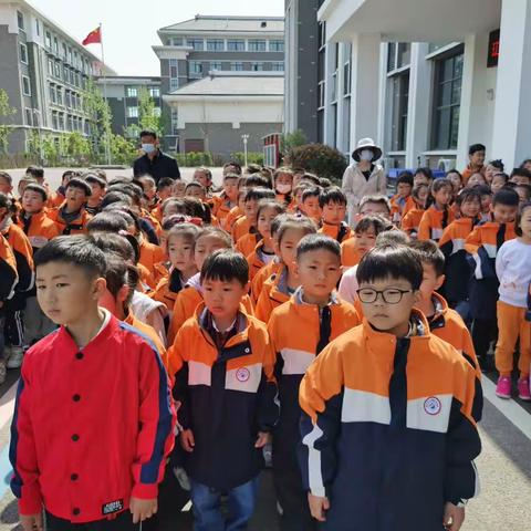 辽河路实验学校小学部一（5）班4月回眸