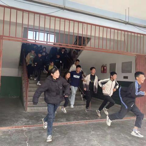 防震减灾 安全相伴——礼县永坪镇初级中学举行地震逃生疏散演练