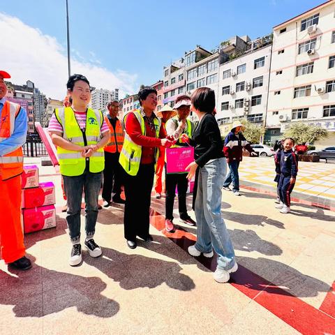 “情系环卫工，致敬劳动者”——陇南市蓝幼东新幼儿园“五一”劳动节慰问环卫工人志愿活动