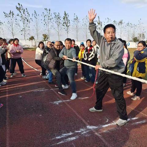 淮安市蒋集九年制学校开展六年级拔河比赛